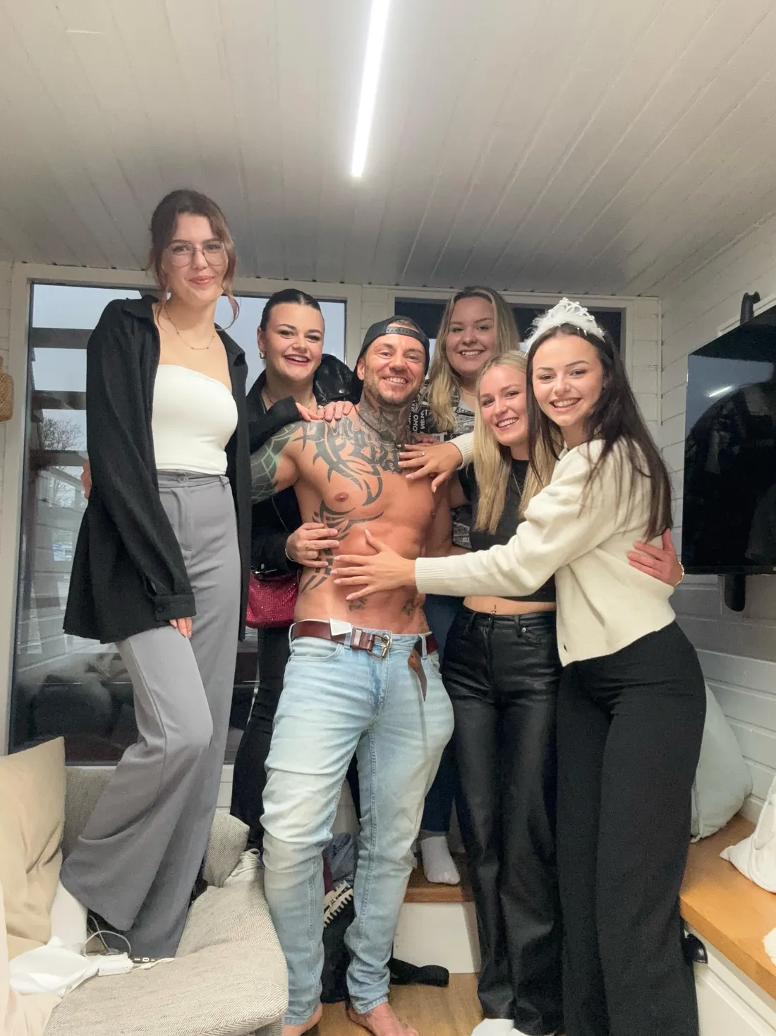 Zuhause-Strip mit Calvin Flames