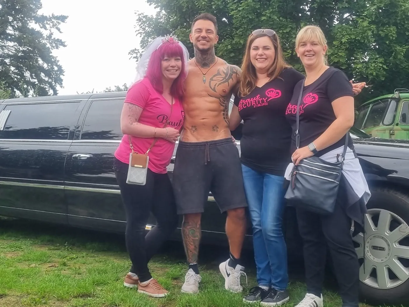 Calvin Flames mit JGA vor der Limousine